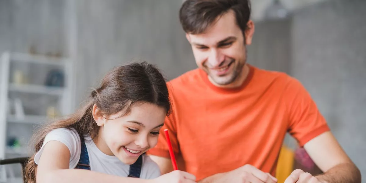 Padre e hija realizando tareas escolares en casa, imagen asociada a sodexo útiles escolares y a la gestión de la vuelta a clases en las empresas.