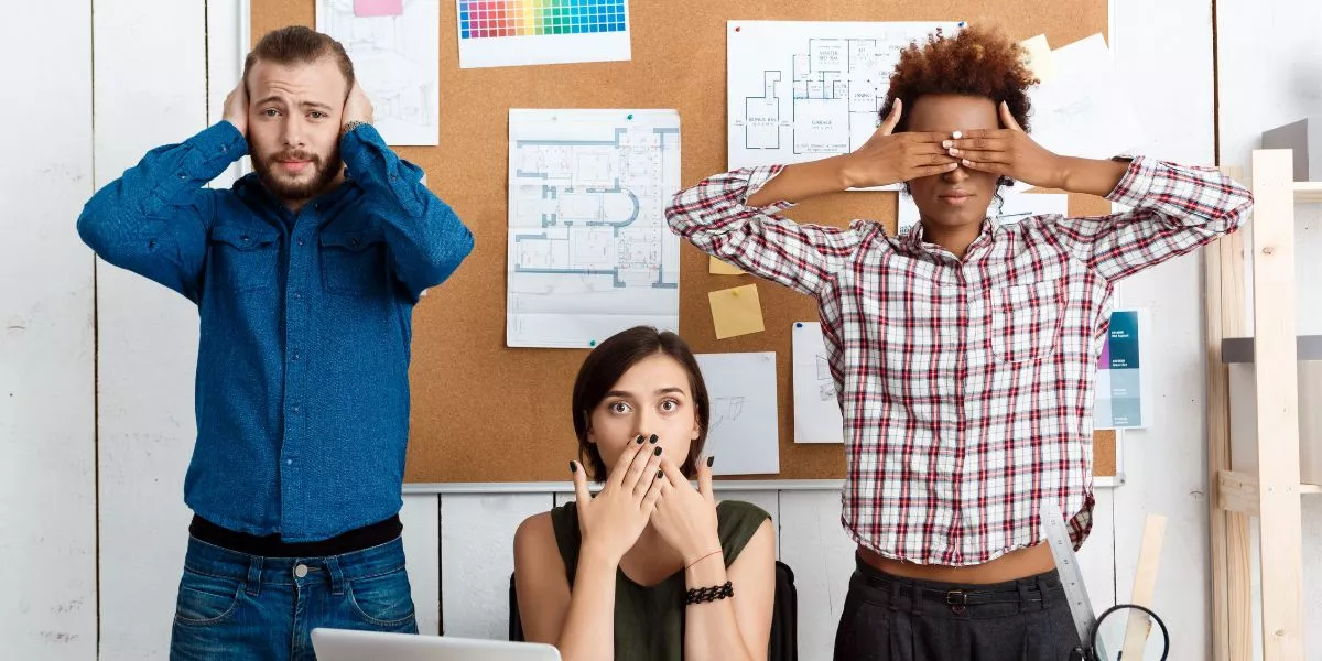 Colaboradores representando la falta de comunicación en el trabajo dentro de una empresa