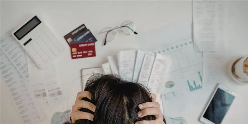 Colaboradora estresada por los problemas financieros que aumentan al inicio del año en Uruguay