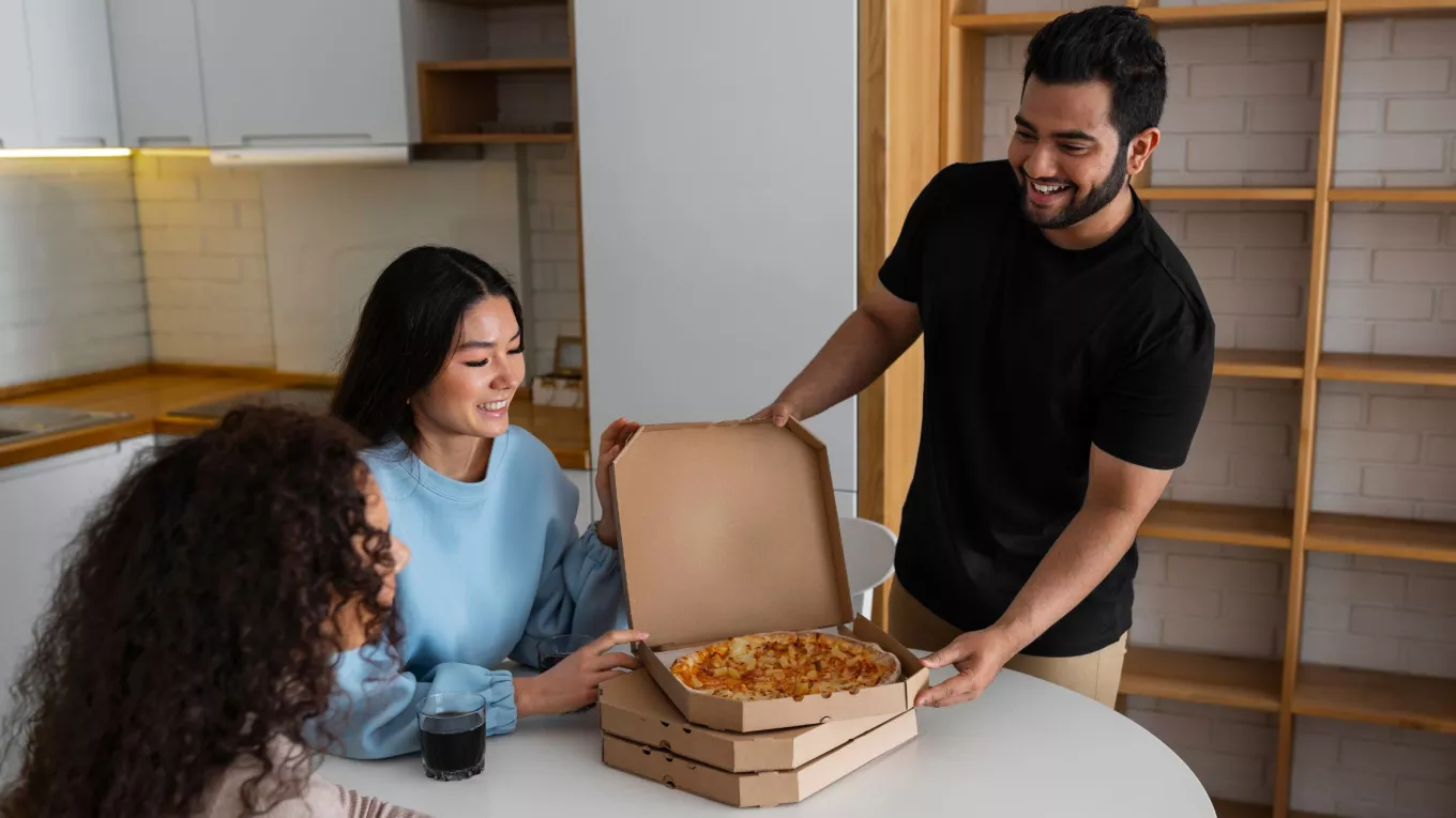Personas compartiendo comida delivery de Pedidos Ya Uruguay en la oficina
